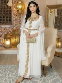 白色长裙，饰以金色丝线刺绣，做工精湛，尽显礼服的优雅气质。收腰设计凸显身材曲线，飘逸的雪纺面料打造出柔美随性的垂坠感，展现女性的柔美风情。 - 白色 - 查看 7