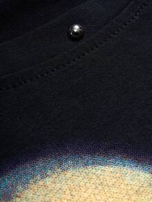 ROMWE MEN Camiseta holgada para hombre con decoración de remaches e impresión de retrato abstracto - Negro - Ver 5