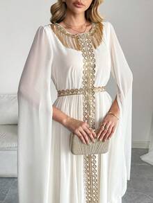 白色长裙，饰以金色丝线刺绣，做工精湛，尽显礼服的优雅气质。收腰设计凸显身材曲线，飘逸的雪纺面料打造出柔美随性的垂坠感，展现女性的柔美风情。 - 白色 - 查看 1