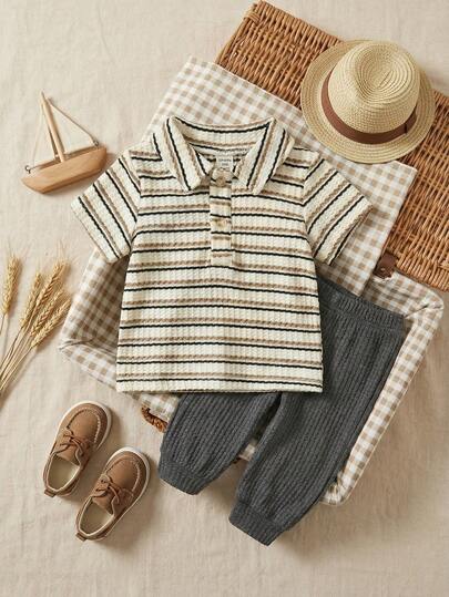 SHEIN 男婴休闲条纹纹理 Polo 衫和裤子套装，适合春、夏、秋季穿着。