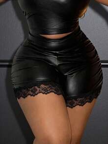 Slaydiva 大码女式优雅派对聚会高腰修身纯黑色短裤，侧边褶裥，七分裤长，PU涂层面料拼接蕾丝边 - 黑色 - 查看 2