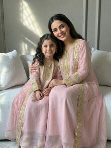 SHEIN Conjunto de 2 piezas de niña joven con abrigo de malla con contraste de cinta dorada y vestido de cuello en V - Rosa - Ver 4