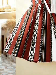 Vestido infantil de verão em vermelho e branco com patchwork em cores contrastantes, mangas flare e bolsa transversal. Estampa de estrelas, lua e listras geométricas. Leve e delicado. - Multicolorido - Ver 5