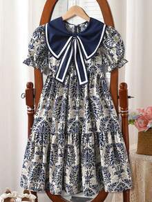 SHEIN Vintaside Kids 这款女童夏季波西米亚风甜美度假连衣裙，采用蓝色碎花印花，配有大蝴蝶结领、短袖和宽松的及膝裙摆。非常适合日常穿着、购物、海滩郊游、度假等场合。 - 彩色 - 查看 5