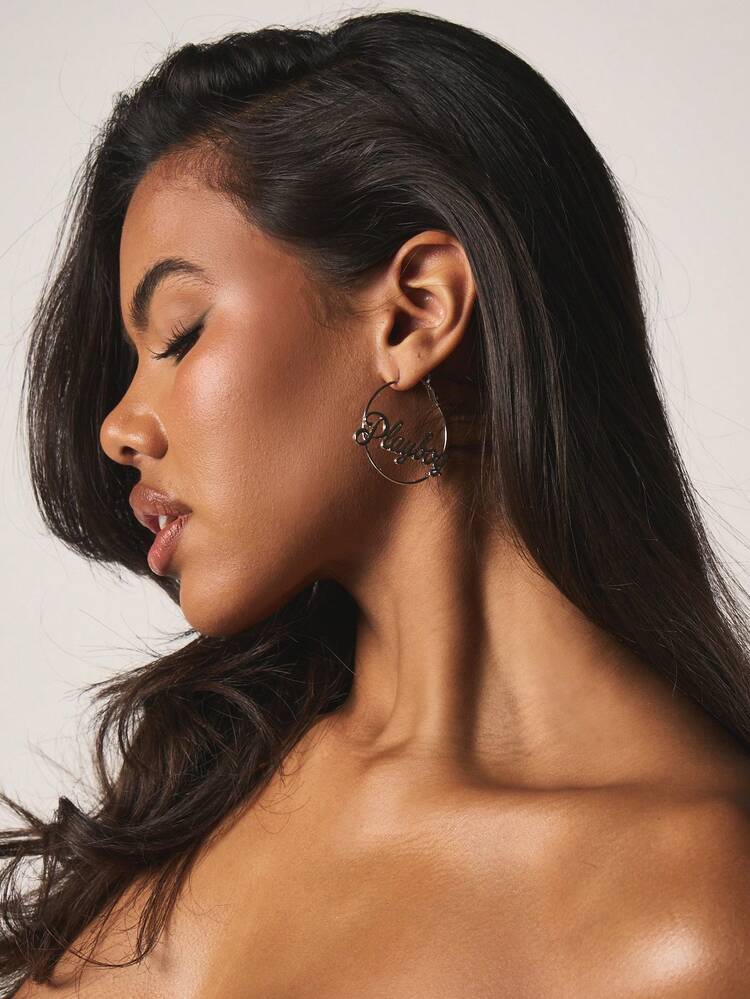 Missguided x Playboy Brincos de Argola Declaração de Fio Rotulado com Tipografia Cursiva Leve, Joia de Moda Diária para Mulheres