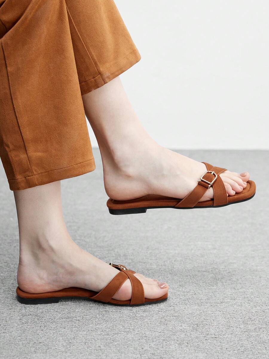 CUCCOO BIZCHIC 时尚棕色绒面革金色搭扣凉拖鞋 - 女士时尚露趾平底穆勒鞋，适合休闲和日常穿着 - 深棕色 - 查看 1