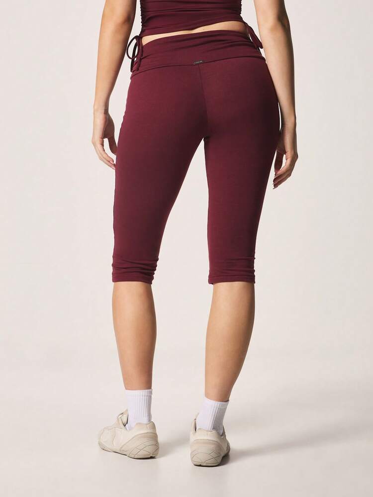 Missguided x Playboy Leggings capri à taille haute avec pli et détail de lien sur le côté, longueur raccourcie, style athlétique ajusté, couleur bordeaux