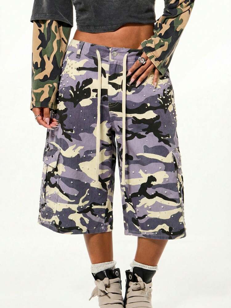 SUMWON WOMEN Pantaloncini cargo in denim con stampa mimetica e dettagli in perle