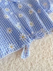 Genkimix Kids 女童韩版简约清新蓝白格子雏菊印花宽松露肩短袖衬衫，下摆系带，春夏休闲装 - 藍色 - 查看 5