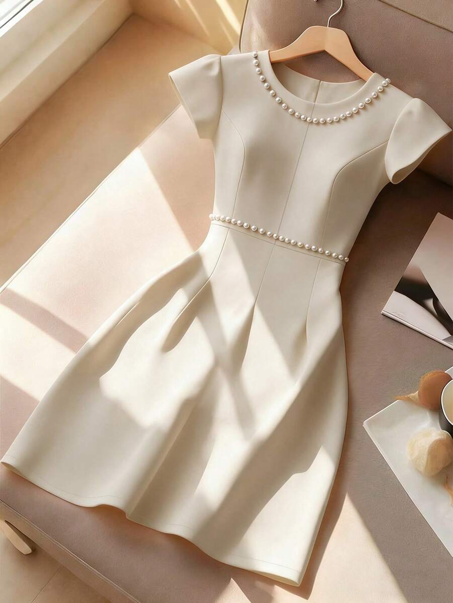 GlowEve CURVE Đầm chữ A tay ngắn đính ngọc trai cổ tròn thanh lịch dành cho dự tiệc và đi làm cỡ lớn dành cho nữ - Màu be - Xem 1