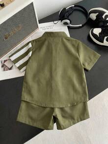 SHEIN Playful Pals 2件組嬰兒男寶寶夏季綠色與白色條紋套裝，休閒立領短袖襯衫與短褲，幼兒男童城市度假穿搭 - 綠色 - 查看 2