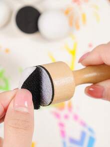 一个木柄和两个扁平海绵头的着色海绵、印章、印泥、DIY调色材料、剪纸模板和着色工具