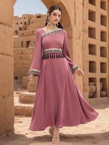 Al Najma Damen Asymmetrischer Kragen Langarm Kleid im arabischen Stil mit gewebtem Band und Quastendesign - Altrosa - Übersicht 1