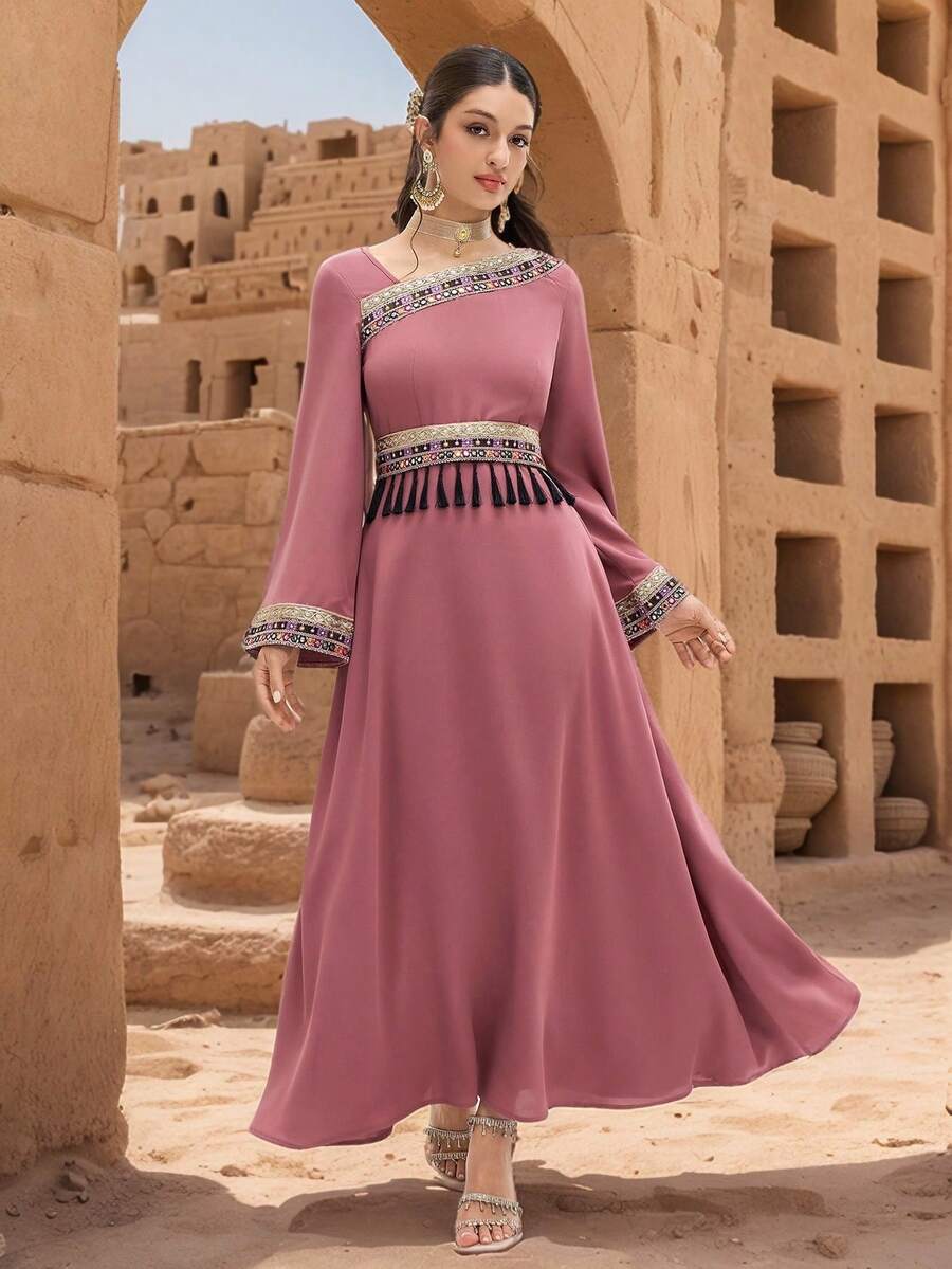 Al Najma Damen Asymmetrischer Kragen Langarm Kleid im arabischen Stil mit gewebtem Band und Quastendesign - Altrosa - Übersicht 1