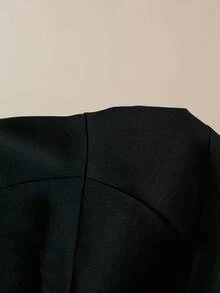 Poéselle 女士无袖荷叶边西装背心，前拉链设计，时尚黑色修身马甲，适合从工作日到夜晚的各种场合。无袖西装外套，荷叶边上衣，黑色马甲，修身马甲，低调奢华，简约职场装，挺括西装外套，经典纯色圆领拉链前襟荷叶边下摆，休闲百搭的办公室无袖西装外套。 - 黑色 - 查看 9