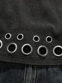 SHEIN EZwear 这款2025秋冬新款女士修身圆领短款背心，采用醒目的金属镂空下摆设计，展现出前卫的都市酷感风格，既吸睛又显瘦。它是派对必备单品，散发着性感女神的气息。Garde Design引领时尚潮流，黑色上衣，背心。 - 黑色 - 查看 3