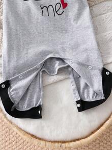 SHEIN Bộ áo liền quần dài tay cho bé trai, kiểu dáng thường ngày, thoải mái, in chữ và trái tim, phối màu tương phản, thích hợp cho mùa xuân/thu. - Xám - Xem 8