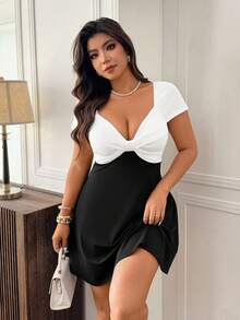 Femmeverse Đầm cỡ lớn màu đen trắng phối họa tiết cổ chữ V sâu, điểm nhấn là họa tiết xoắn ở phần ngực màu trắng. - Đen và trắng - Xem 7