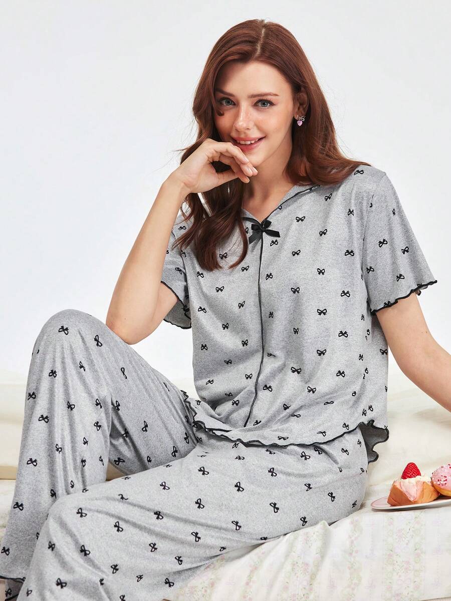 Bonmuse 两件套女士针织浅灰色V领蝴蝶结装饰印花短前长后长设计牛奶丝面料短袖上衣和裤子睡衣套装，撞色滚边，休闲风格，简约舒适套装 - 淺灰色 - 查看 1