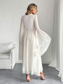 白色长裙，饰以金色丝线刺绣，做工精湛，尽显礼服的优雅气质。收腰设计凸显身材曲线，飘逸的雪纺面料打造出柔美随性的垂坠感，展现女性的柔美风情。 - 白色 - 查看 3