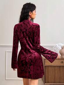 EastFlair 女士提花镂空长袖优雅迷你连衣裙 - 酒紅色 - 查看 6
