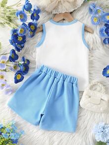 Bộ đồ thể thao 2 món cho bé gái, áo tank top và quần thể thao phối màu tương phản, xanh dương & trắng. Áo được làm từ vải dệt kim có họa tiết, chất liệu thoải mái, cổ tròn, thiết kế không tay. Quần là quần thể thao màu xanh dương. Tổng thể trông thời trang và tối giản, phù hợp cho các buổi đi chơi, mặc hàng ngày, đi học và các buổi tụ họp. Kiểu dáng tương đối ôm sát, phù hợp cho việc đi học và mặc hàng ngày. - Nhiều màu - Xem 2