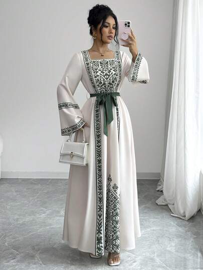 Yasmyna Vestido feminino elegante estilo vintage com gola quadrada, mangas flare e cintura marcada.