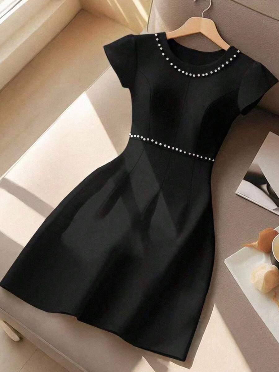 GlowEve CURVE 大码女式优雅圆领派对通勤腰部收紧短袖A字珍珠装饰连衣裙 - 黑色 - 查看 1