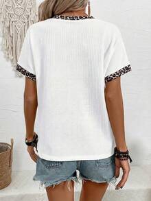SHEIN Áo thun nữ tay ngắn cổ chữ V phối họa tiết da báo, kiểu dáng thường ngày, có cúc cài. - Nhiều màu - Xem 2