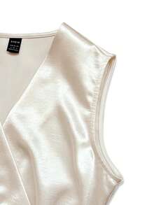 GlowEve Chân váy satin không tay, dài đến đầu gối, trang trí bằng thắt lưng khóa kim loại. - Màu be - Xem 6