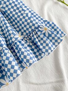 SHEIN Vintaside Kids 这款粉白格纹吊带连衣裙，搭配可爱的草莓印花，营造出清新自然的氛围。肩部饰以荷叶边，完美诠释了夏日时尚优雅活泼的气质。A字版型，采用轻盈透气的面料，适合假日派对、周岁婚礼、景区游览、拍照等各种场合穿着。 - 藍色 - 查看 7