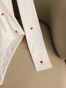 Chiquease 优雅修身U领长袖爱心印花白色连体衣，百搭实用，适合情人节及日常穿着。 - 白色 - 查看 5