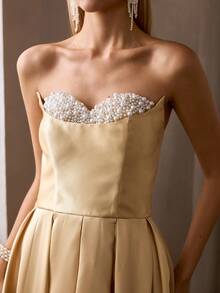 MOTF Soiréza DAMEN TRÄGERLOSES FIGURBETONTES ABENDKLEID AUS SATIN MIT PERLEN, MIT KONTURIERTER TAILLE UND FLIESSENDEM BODENLANGEM DRAPIERTEM SAUM - IDEAL FÜR HOCHZEITEN, GALADINNER, PREISVERLEIHUNGEN UND FORMELLE EMPFÄNGE - Gold - Übersicht 3