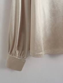 Franclia 新款女士香槟色优雅V领长袖加大码上衣，饰以珍珠点缀，缎面材质，宽松版型，适合通勤穿着，展现日常优雅气质。 - 杏色 - 查看 6