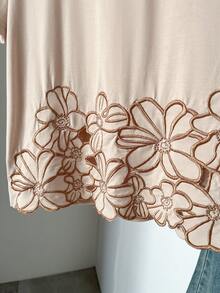 SHEIN Frenchy 女士休闲棉质花卉刺绣圆领短袖百搭T恤，适合外出、情人节、海滩、生日等各种场合，也适合夏季、情人节、狂欢节、派对、婚礼、生日等场合，优雅百搭，适合度假、休闲等各种场合，是参加派对或节日活动的理想之选。 - 棕色 - 查看 8