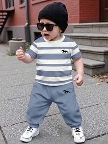 SHEIN مجموعة قميص كم قصير وبنطلون مريحة وفضفاضة للأولاد الرضع، مناسبة للربيع/الصيف، بطبعات شريطية كلاسيكية وشعار سباق أنيق، 2 قطعة - متعدد الألوان - مشاهدة 3