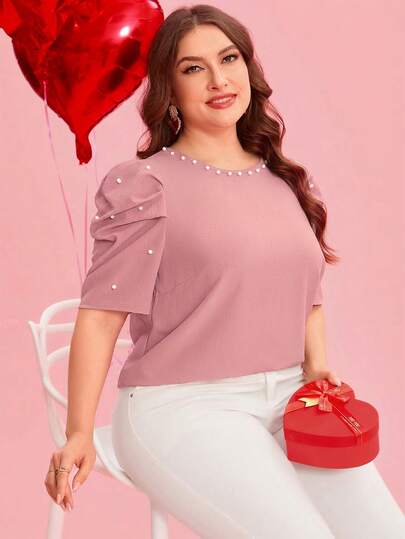 SHEIN Clasi 加大码圆领短袖休闲衬衫，饰有仿珍珠，情人节款