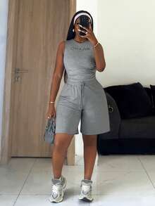 Slaydiva 早春新品、春夏音乐节、情人节、休闲简约基础款、Y2K、街头甜美、网红、日常约会、辣妹风、性感休闲简约家居服、运动服、圆领无袖、米兰标语印花、侧褶短背心+阔腿短裤、五分裤、灰色运动裤、短裤、针织套装、女士两件套 -A - 灰色 - 查看 9