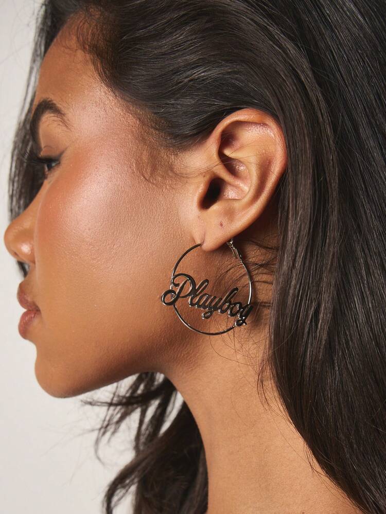 Missguided x Playboy Brincos de Argola Declaração de Fio Rotulado com Tipografia Cursiva Leve, Joia de Moda Diária para Mulheres