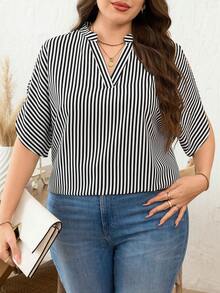 SHEIN Clasi Blouse ample à rayures et col V pour femmes grandes tailles, manches courtes - Noir et Blanc - Voir 1