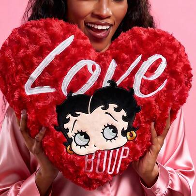 Betty Boop x SHEIN 1 个玫瑰花图案心形毛绒抱枕，饰有精致刺绣。可用于装饰您的家、办公室、卧室或沙发。爱心、亲吻、心形、礼物创意、派对、节日、情人节