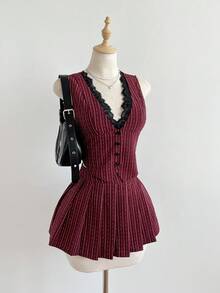 Elamini Bộ đồ nữ màu đỏ tía kẻ sọc cổ chữ V phối ren gồm áo hai dây và chân váy xếp ly ngắn, thích hợp cho đi học, hẹn hò, dạo phố hoặc đi làm. - Màu Đỏ Sâu - Xem 3