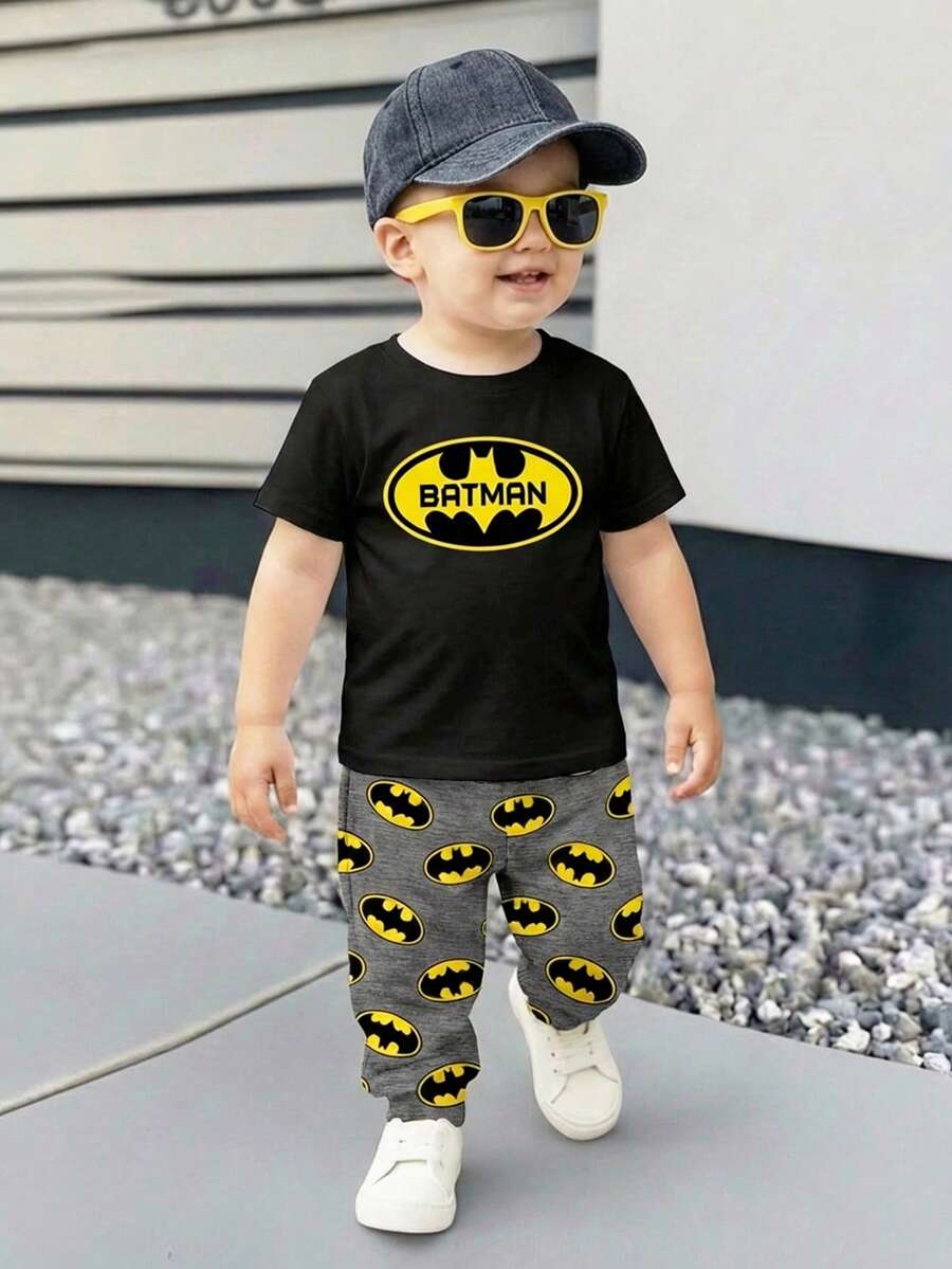 BATMAN X SHEIN 2件套男婴休闲宽松舒适可爱卡通图案复古短袖T恤和短裤套装，适合动漫迷，春夏款 - 彩色 - 查看 1