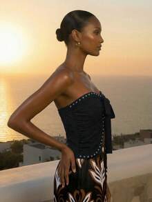 CAJUNI 女士黑色夏季编织修身抹胸上衣，无肩带蝴蝶结装饰，银色铆钉饰边，前中开衩，波西米亚风，度假晚装，适合假期、节日、日落派对、夏季音乐节、春假、情人节、海滩等场合。黑色无肩带上衣，适合夏季假期、春季、情人节、狂欢节等场合。 - 黑色 - 查看 4