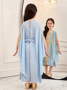 SHEIN Young Girl Applique Decor V-Neck Batwing Sleeve Elegant Dress  Elegant Retro Dress, Gorgeous Print Pattern, Casual Minimalist Young Girls Dress Suitable For Spring And Summer, Prayer Abaya, Easy Comfort, Casual Wear, Vacay Vibes, Modest Kaftan, Jalabiya Girls Matching Dresses فستان فساتين جلابياتفساتين بنات جلابياتjalabiya  عباياتabaya Abaya الملابس التقليدية العربية  جلابيةjalabiya قفطان - Blue - View 2