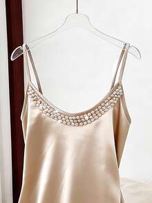 Franclia 女士优雅香槟色缎面连衣裙，串珠领口设计，光滑缎面面料，珍珠纽扣领饰，简约而不失精致，珍珠与缎面材质提升基础款的优雅气质，适合春夏通勤、日常穿着、冬季、派对、海滩、约会、毕业典礼、商务场合、都市教师制服、圣诞/新年装扮、休闲连衣裙等。吊带连衣裙 - 杏色 - 查看 4