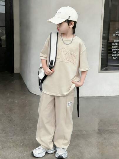 SHEIN 两件套男童休闲百搭短袖上衣和裤子套装，适合外出、上学、日常聚会、春夏穿着。