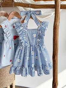 SHEIN Vintaside Kids 这款粉白格纹吊带连衣裙，搭配可爱的草莓印花，营造出清新自然的氛围。肩部饰以荷叶边，完美诠释了夏日时尚优雅活泼的气质。A字版型，采用轻盈透气的面料，适合假日派对、周岁婚礼、景区游览、拍照等各种场合穿着。 - 藍色 - 查看 3