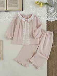 SHEIN Mädchen Pyjamas - 2 Stücke Pyjama-Set mit rosa Spitzenbesatz, Langarm-Rundhals-Oberteil mit elastischem Bund, lange Hose mit Rüschenabschluss und Schleifendetail, Schlafanzug für Kleinkinder und Kleine Mädchen, ganzjährig, Urlaub 2026, niedlich, Prinzessin, Vintage, Alltagskleidung, Geschenk - Altrosa - Übersicht 2