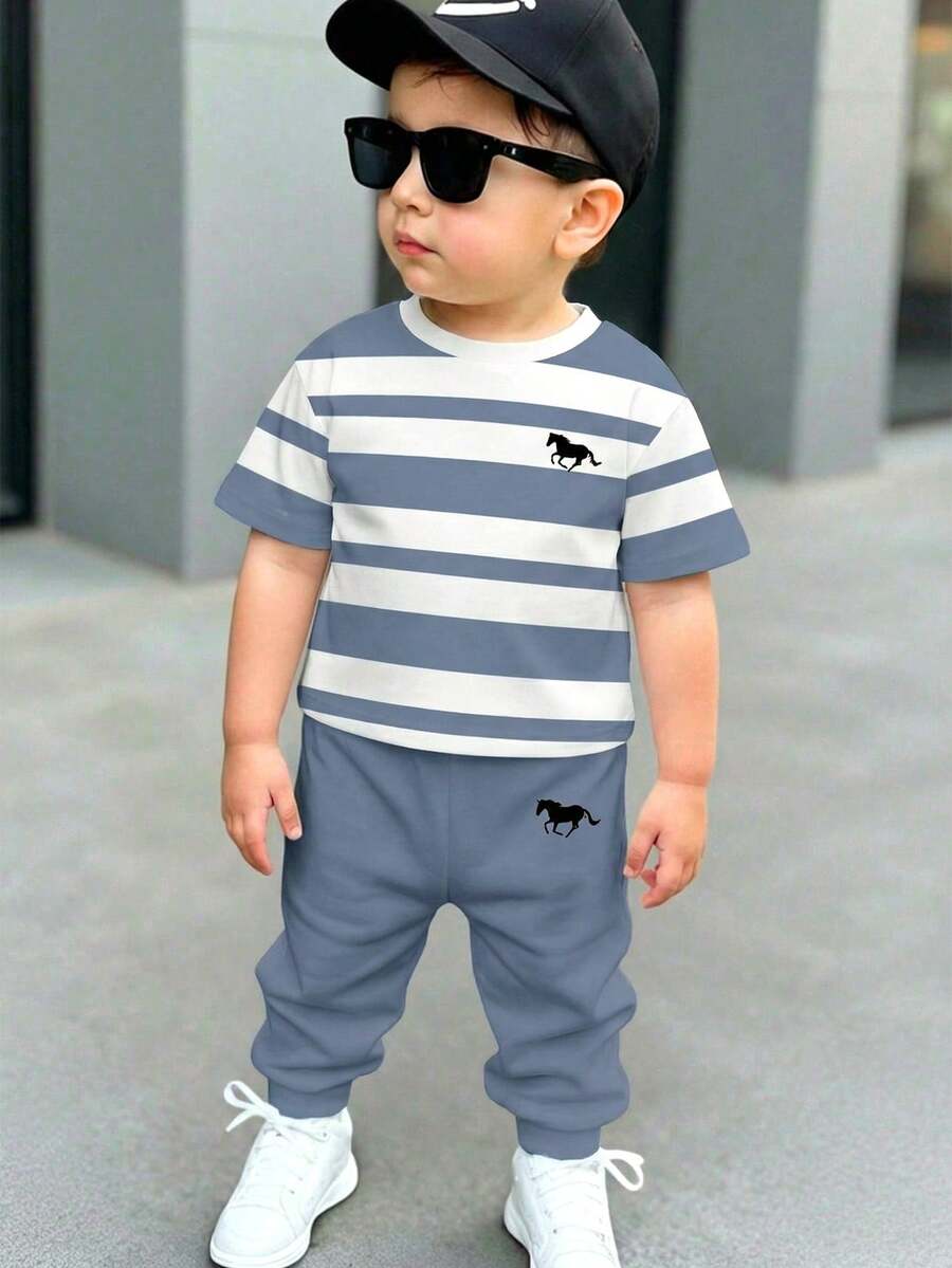 SHEIN مجموعة قميص كم قصير وبنطلون مريحة وفضفاضة للأولاد الرضع، مناسبة للربيع/الصيف، بطبعات شريطية كلاسيكية وشعار سباق أنيق، 2 قطعة - متعدد الألوان - مشاهدة 1